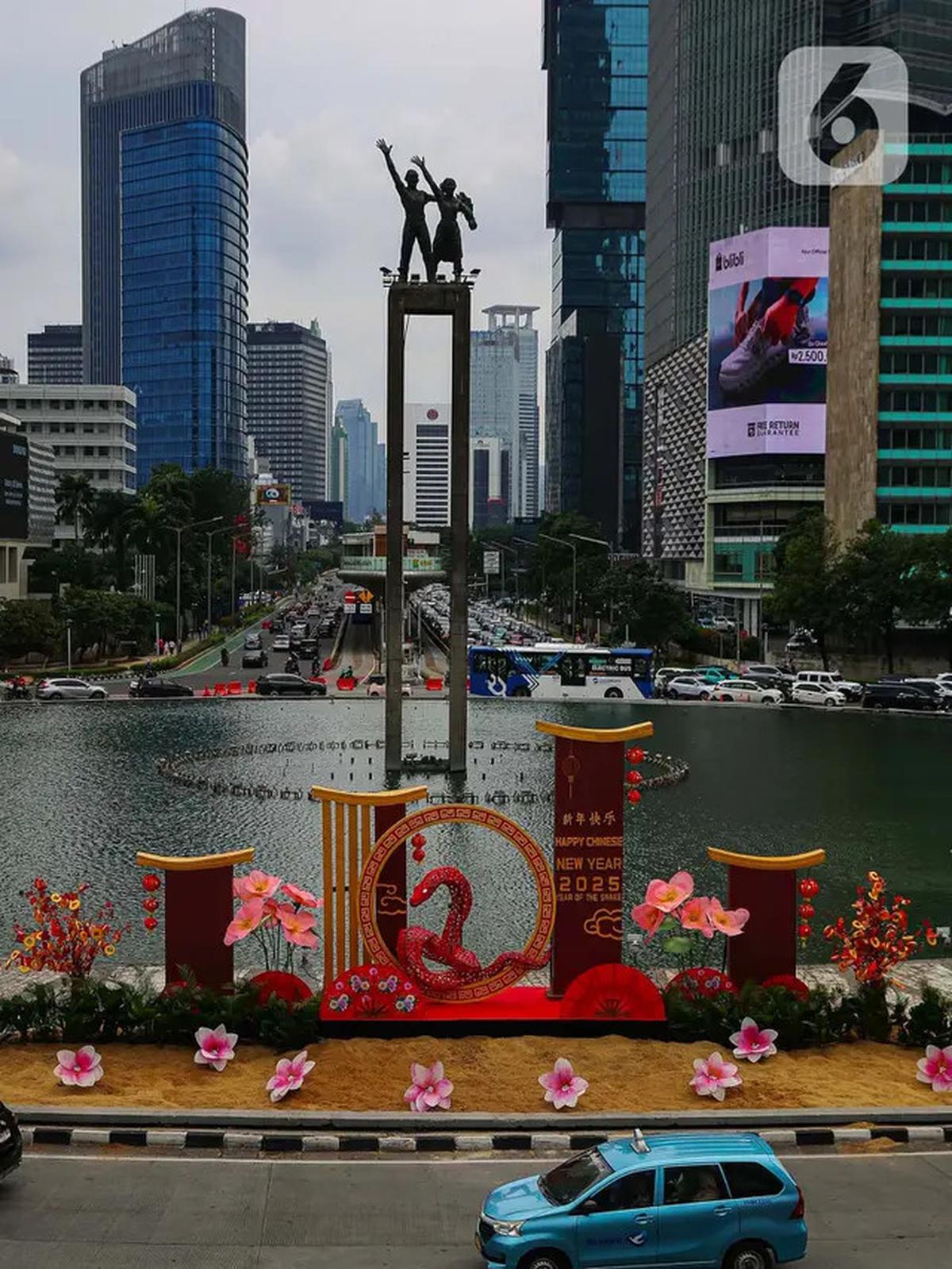 Semarak Kawasan Bundaran Hotel Indonesia dengan Ornamen Khas Perayaan Imlek