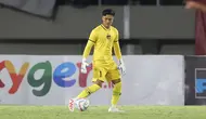 Kiper Timnas Indonesia U-23, Ernando Ari Sutaryadi mengamankan gawangnya dari gangguan pemain Chinese Taipei U-23 dalam pertandingan Grup K Kualifikasi Piala Asia U-23 2024 di Stadion Manahan, Solo, Sabtu (9/9/2023). (Bola.com/Arief Bagus)