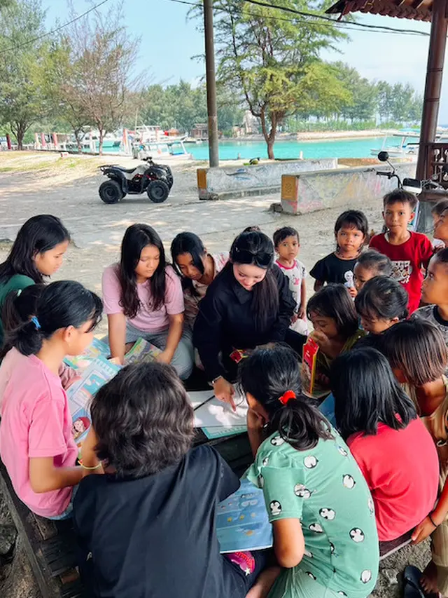 Graccilya Feren ajak belajar anak-anak Kampung Nelayan (Istimewa)
