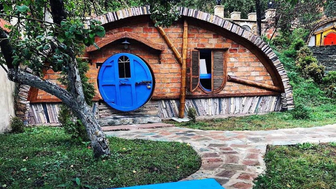 Sebuah penginapan di Armenia, hotel Cozy House terinspirasi rumah hobbit dibuka pada tahun 2019. (Dok: Facebook Cozy House)