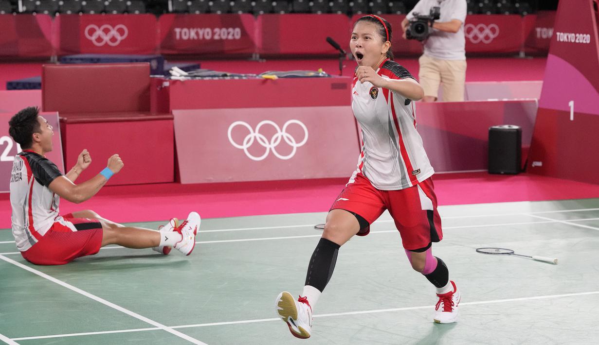 Pasangan Indonesia, Greysia Polii (kanan) dan Apriyani Rahayu merayakan kemenangannya setelah mengalahkan Chen Qing Chen dan Jia Yi Fan dari China pada pertandingan perebutan medali emas ganda putri pada Olimpiade Musim Panas 2020, Senin, 2 Agustus 2021, di Tokyo, Jepang. (AP Photo/Dita Alangkara)