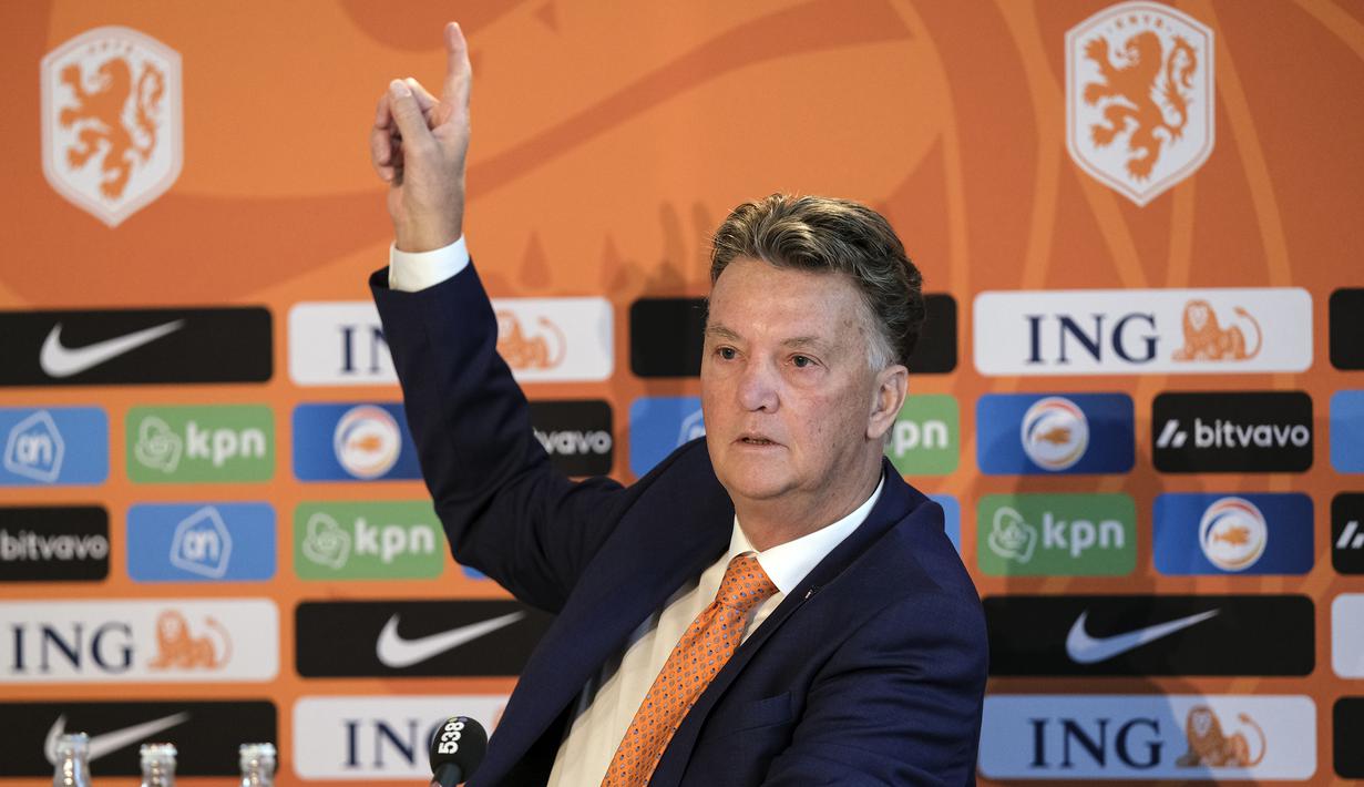 Louis van Gaal. Pelatih Timnas Belanda ini menjadi pelatih tertua yang akan berlaga di Piala Dunia 2022 Qatar. Saat ini ia telah menginjak usia 71 tahun dan telah membesut Timnas Belanda sebanyak 3 periode. Di periode ketiganya ini ia mulai menjabat sejak 4 Agustus 2021 menggantikan posisi Frank De Boer. Dari total 15 laga, Louis van Gaal berhasil membawa Timnas Belanda 11 kali menang dan 4 kali imbang tanpa pernah kalah. (AP/Patrick Post)