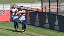 Kiper Bayern Munchen, Manuel Neuer dan Sven Ulreich, saat megikuti sesi latihan di fasilitas pelatihan Bayern Munchen, Jerman, Kamis (16/4/2020). Munchen menggelar latihan dengan cara para pemain ditempatkan dalam kelompok-kelompok kecil dan tetap mempertahankan jarak fisik. (AFP/Christof Stache)