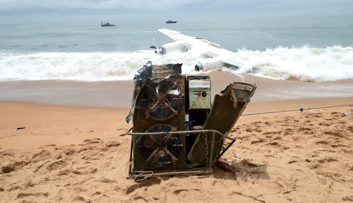 Sebuah puing pesawat kargo Antonov yang jatuh di lepas pantai Port-Bouet menewaskan 4 orang warga Moldovan di Abidjan (14/10). Pesawat yang disewa Tentara Prancis dengan membawa 10 penumpang jatuh dihantam ombak Pantai Gading. (AFP PHOTO / Sia KAMBOU)