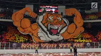 Suporter tim Macan Kemayoran membuat koreografi jelang laga Persija melawan Johor Darul Takzim pada lanjutan penyisihan Grup H Piala Asia 2018 di Stadion GBK, Jakarta, Selasa (10/4). Persija menang telak 4-0. (Liputan6.com/Helmi Fithriansyah)