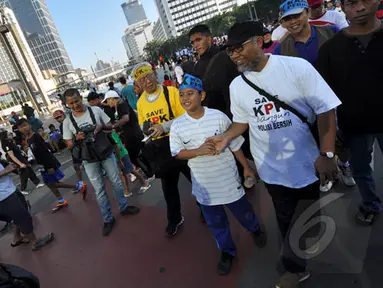 Wakil Ketua KPK nonaktif Bambang Widjojanto bersama ratusan akademisi menghadiri aksi gerakan "Save KPK" di Bundaran HI, Jakarta, Minggu (22/2/2015). (Liputan6.com/Faizal Fanani)