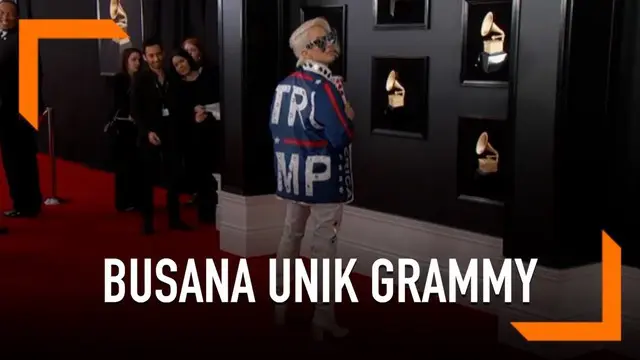 Seorang penyanyi bernama Ricky Rebel mengenakan pakaian tak biasa di Grammy Awards 2019. Pakaiannya menunjukkan dukungannya kepada Presiden AS, Donald Trump.