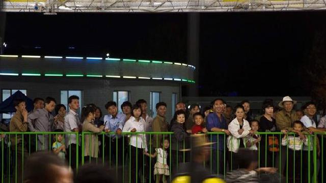 Warga Korea Utara menunggu dalam antrean untuk memasuki bumper car ride di Pyongyang Pleasure Park (AP)
