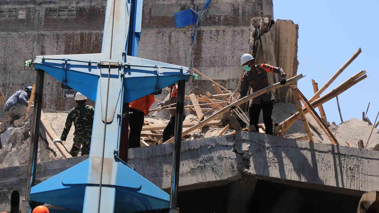 FOTO: Tragedi Musala Ponpes Al Khoziny,  Evakuasi Korban Dilanjutkan dengan  Alat  Berat