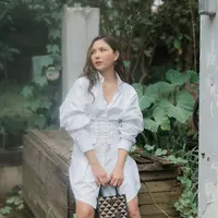 Prada Symbole Embroidered Fabric Mini Bag (Rp38.762.167) menjadi tas yang sempurna dipadukan untuk ciptakan gaya yang semakin playful. [Foto: Instagram/ Jessica Mila]