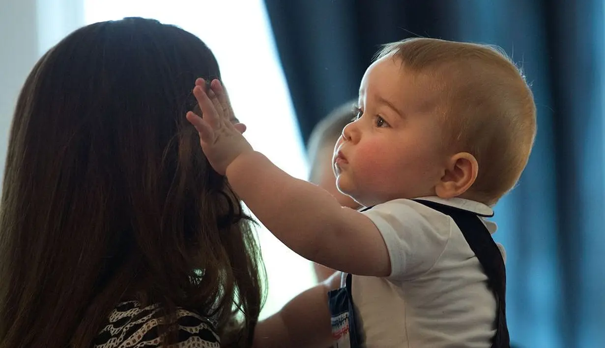 Foto ini diambil pada tahun 2014 saat Prince George berusia 9 bulan. Prince George sendiri tengah bermain dengan Kate Middleton di New Zealand. (Cosmopolitan)