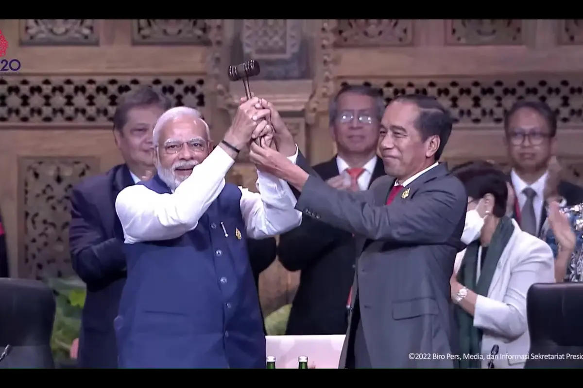 Presiden Jokowi telah menutup acara KTT G20 di Bali dan menyampaikan pesan untuk penyelenggaraan KTT oleh India tahun depan. Ia juga menyerahkan palu kepemimpinan ke PM India Narendra Modi pada Rabu (16/11/2022).