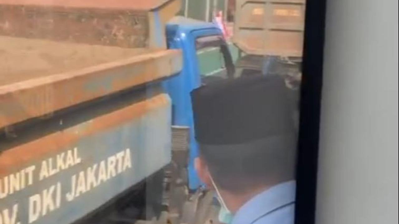 Usut punya usut, alasan para pemotor itu kembali melaju lawan arah karena takut ditilang sehingga mencoba menghindari polisi yang berada di jalan depannya.