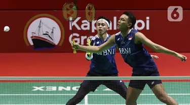 Pebulutangkis ganda putra Indonesia, Fajar Alfian/Muhammad Rian Ardianto saat melawan Satwiksairaj Rankireddy/Chirag Shetty dari India dalam pertandingan babak Perempatfinal Indonesia Open 2023 di Istora Senayan, Jakarta, Jumat (16/6/2023).(Liputan6.com/Herman Zakharia)