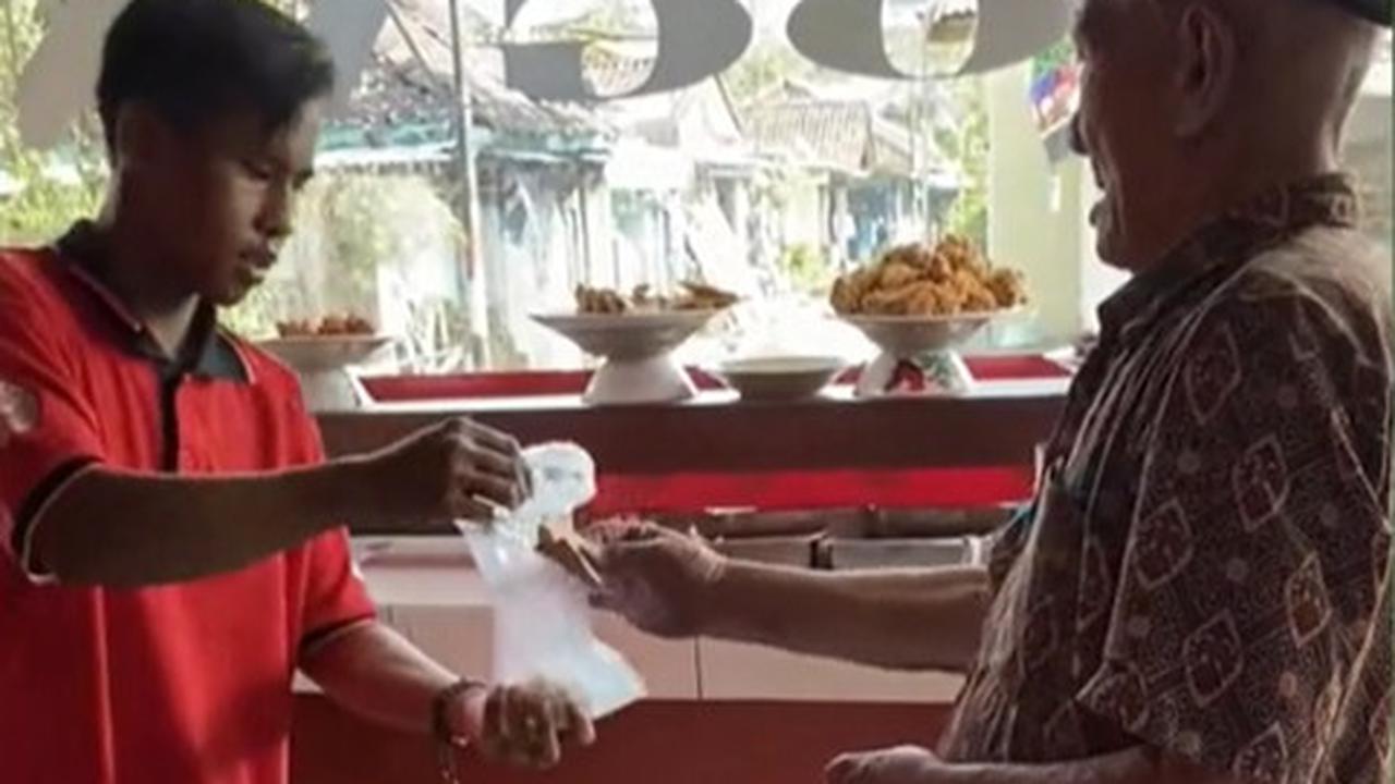 <b>Hanya Mampu Beli Nasi Rp 2 Ribu</b>