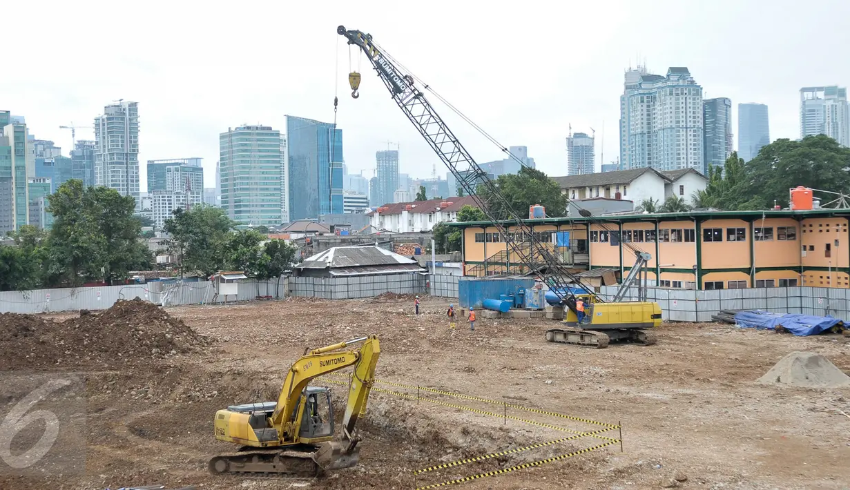 Pekerja menyelesaikan proyek revitalisasi Pasar Rumput, Manggarai, Jakarta (4/1). Rencananya, Pasar Rumput akan dibangun menjadi gedung rusunanwa dengan 24-26 lantai dan 3-4 lantai pertama akan tetap difungsikan sebagai pasar. (Liputan6.com/Yoppy Renato)