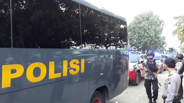 150-an napi teroris dari Rutan Mako Brimob tiba di Nusakambangan, Cilacap, Jawa Tengah. (Foto: Liputan6.com/Muhamad Ridlo)