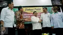 Muhaimin Iskandar (tengah) saat menghadiri diskusi ‘Lebaran Menjelang Harga Menjulang’ di Aula Gus Dur, Jakarta, Kamis (25/6/2015). Muhaimin meminta pemerintah menjamin layanan transportasi yang baik menjelang Lebaran. (Liputan6.com/Johan Tallo)