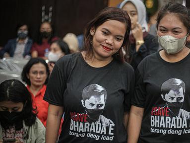 Pendukung Richard Eliezer berpose sebelum dimulainya sidang pembacaan nota pembelaan atau pledoi di Pengadilan Negeri Jakarta Selatan, Rabu (25/1/2023). Mereka yang mengatasnamakan 'Eliezer's Angles' ingin memberikan dukungan ke mantan ajudan Ferdy Sambo jelang pembacaan nota pembelaan atau pledoi.  (Liputan6.com/Faizal Fanani)