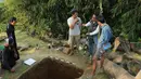 Wakil Ketua Tim Nasional Arkeologi, Ali Akbar (tengah), berbincang dengan anggota timnya di sela-sela kegiatan ekplorasi dan penelitian situs Gunung Padang di kampung Cimanggu, Cianjur, (19/9/2014). (Liputan6.com/Helmi Fithriansyah)