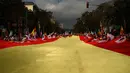 Bendera Catalonia berukuran raksasa diarak saat perayaan Dia de la Hispanidad  atau Hari Nasional Spanyol di Barcelona, Kamis (12/10). Hari Nasional Spanyol merupakan peringatan tibanya Christopher Columbus di Amerika tahun 1492. (AP/Santi Palacios)