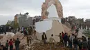 Dharahara Tower yang dibangun pada 1832 dan setinggi 62 meter hancur akibat gempa berkekuatan 7,8 Skala Richter, Minggu (26/4/2015). (AFP Photo/Prakash Mathema)