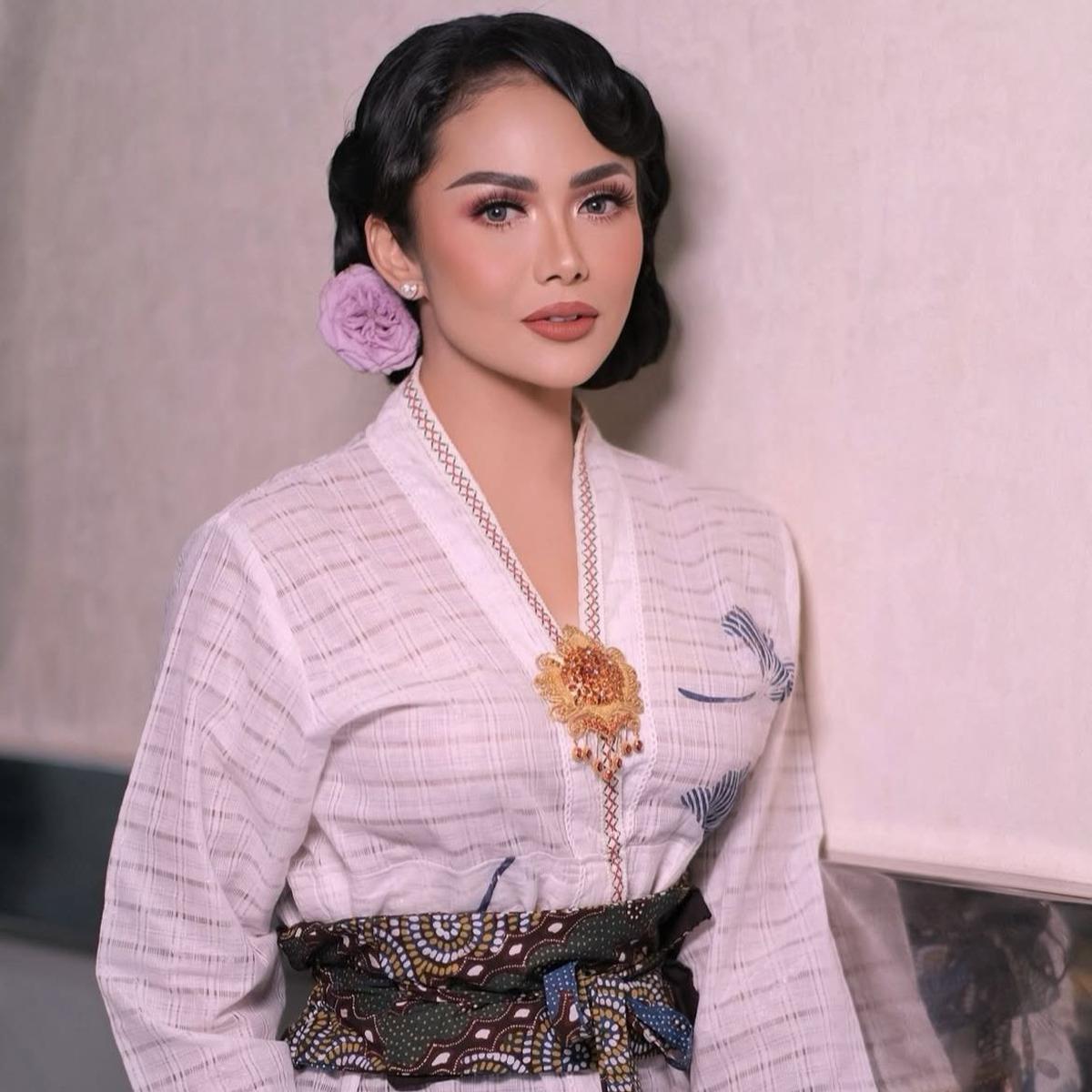 Krisdayanti Tampil Memesona dengan Kebaya Tradisional (Instagram/@rezaazrumakeup)