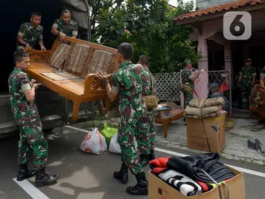 Sejumlah prajurit TNI Kodam Jaya memindahkan barang-barang milik warga saat proses pengosongan rumah dinas Kodam Jaya di Jakarta Pusat, Kamis (30/1/2020). Sebanyak 10 rumah dikosongkan karena penghuni tidak memiliki hak izin tinggal di rumah tersebut. (merdeka.com/Imam Buhori)