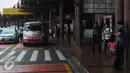 Suasana terminal 2E pasca kebakaran di Bandara Soekarno Hatta, Tangerang, Senin (6/7/2015). Pasca insiden kebakaran pada Minggu (5/6) lalu, jadwal penerbangan mulai normal. (Liputan6.com/Herman Zakharia)