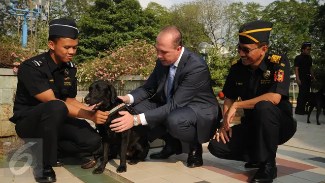 20151119-Menteri Imigrasi Australia Sambangi Markas K-9 Bea Cukai-Jakarta