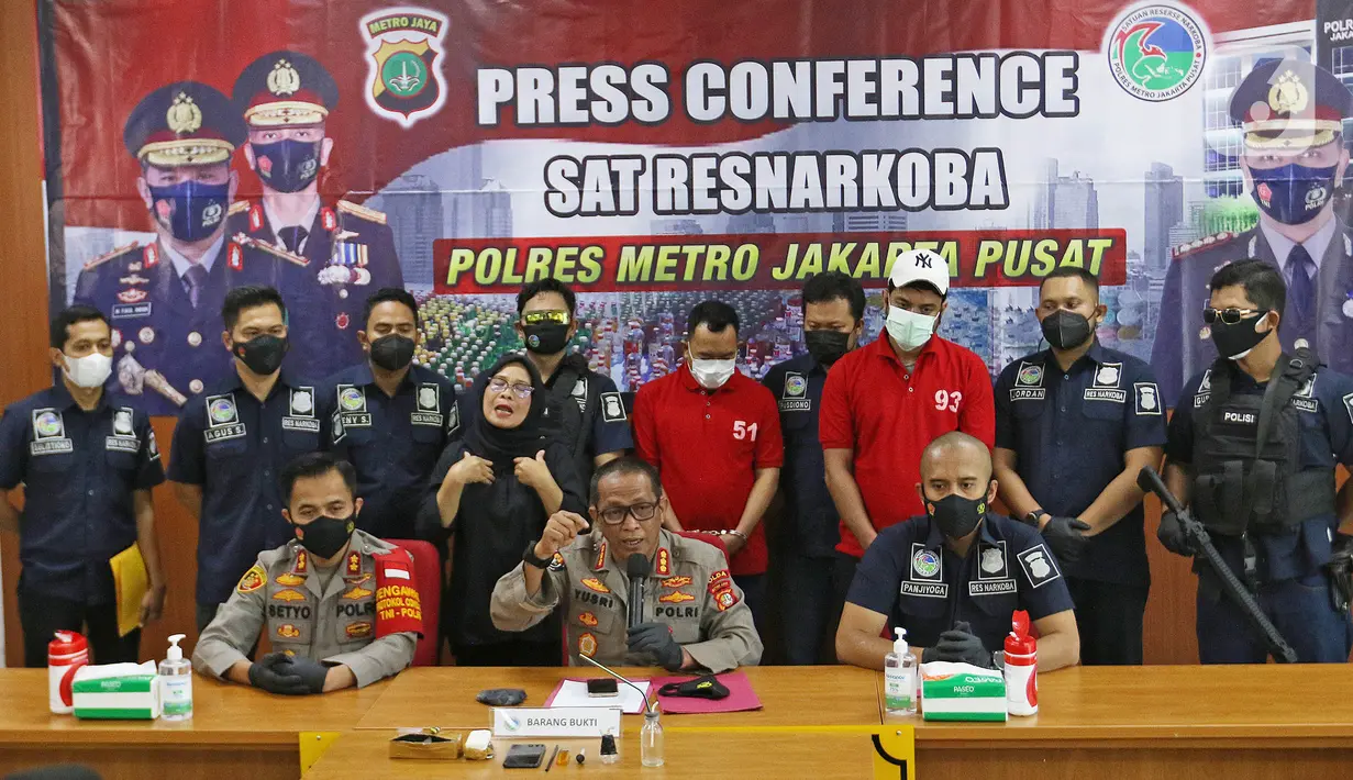 Kabid Humas Polda Metro Jaya, Kombes Pol Yusri Yunus memberikan keterangan saat rilis kasus narkoba yang menjerat artis peran Rio Reifan di Polres Metro Jakarta Pusat, Rabu (21/4/2021). Ini merupakan kali keempat Rio Reifan berurusan dengan polisi karena kasus narkoba. (Liputan6com/Herman Zakharia)