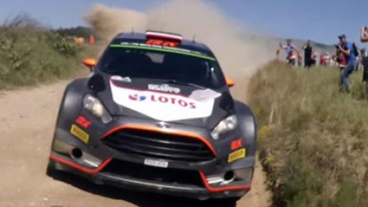 Kamerawan ini nyaris dihempaskan mobil pereli WRC