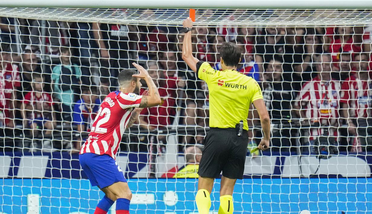 Bertekad untuk bangkit di waktu yang tersisa, Atletico Madrid malah kehilangan satu pemainnya. Mario Hermoso diganjar kartu merah oleh wasit karena akumulasi dua kartu kuning. (AP/Manu Fernandez)