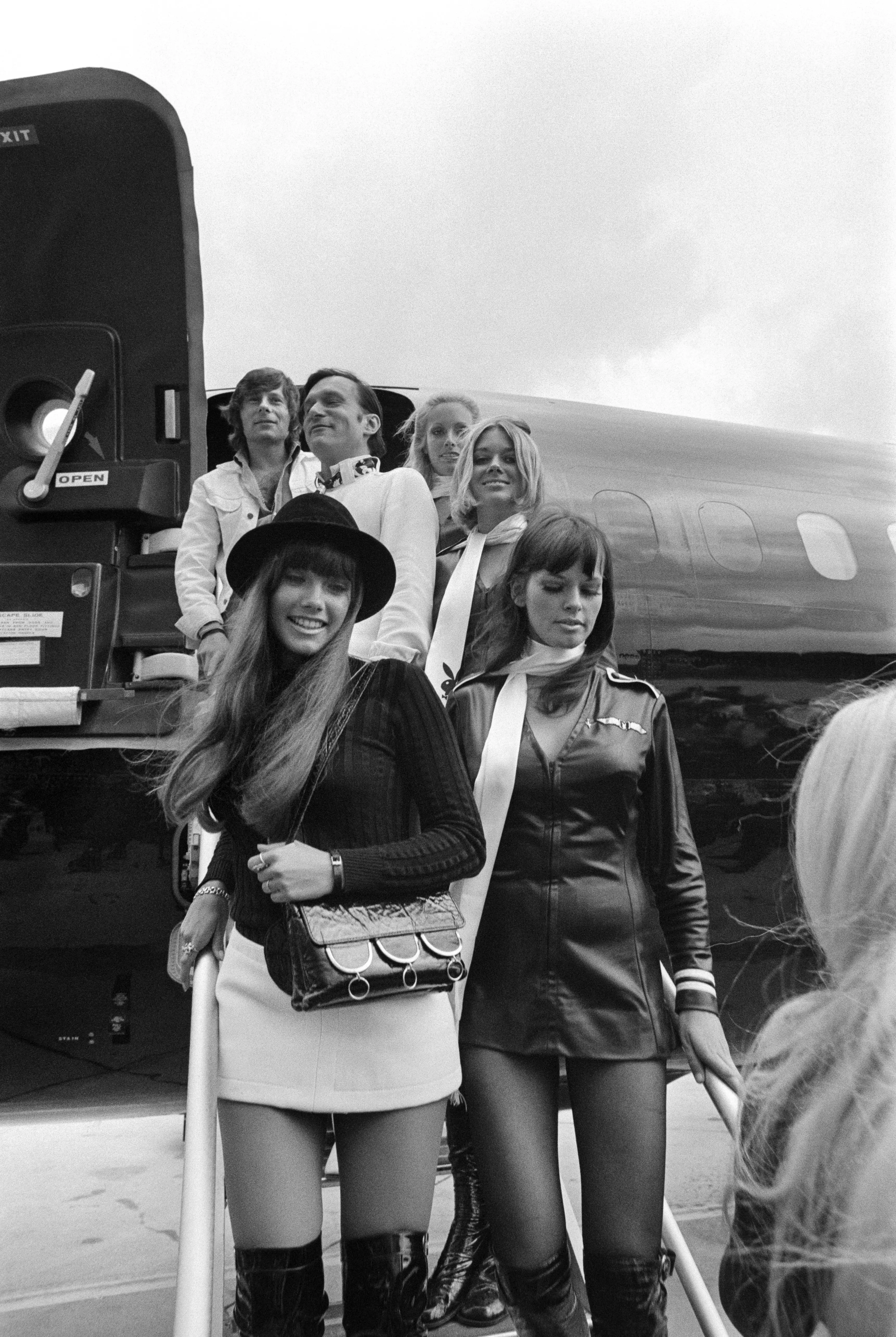 Hugh Hefner dikelilingi perempuan seksi. Foto ini sendiri diambil pada tahun 1970. (AFP/STAFF)