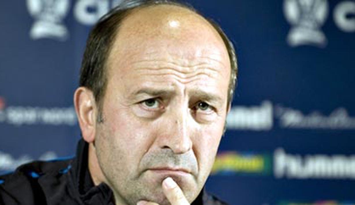 Coach Miguel Andel Lotina of Deportivo La Coruna talks to media during a press conference in Aalborg Denmark, on February 17, 2009 on the eve of first leg UEFA Cup match against Danish club AaB. AFP PHOTO/Henning Bagge