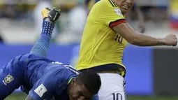 Pemain Kolombia, James Rodriguez (kanan) berebut bola dengan pemain Brasil, Paulinho pada kualifikasi Piala Dunia 2018 di Roberto Melendez stadium, Barranquilla, Kolombia, (5/9/2017). Kolombia bermain imbang 1-1 lawan Brasil. (AP/Ricardo Mazalan)