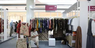 Marabit, brand yang berdiri pada 2025, memamerkan koleksi wastra bernuansa modern di Parade Wastra Nusantara yang digelar 8–10 Agustus 2025 di Kota Kasablanka. (foto/dok: fimela.com)