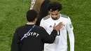 Penyerang Mesir, Mohamed Salah tertunduk usai usai pertandingan melawan Rusia pada grup A Piala Dunia 2018 di stadion St. Petersburg di St. Petersburg, (19/6). Rusia menang 3-1 atas Mesir. (AFP Photo / Christophe Simon)