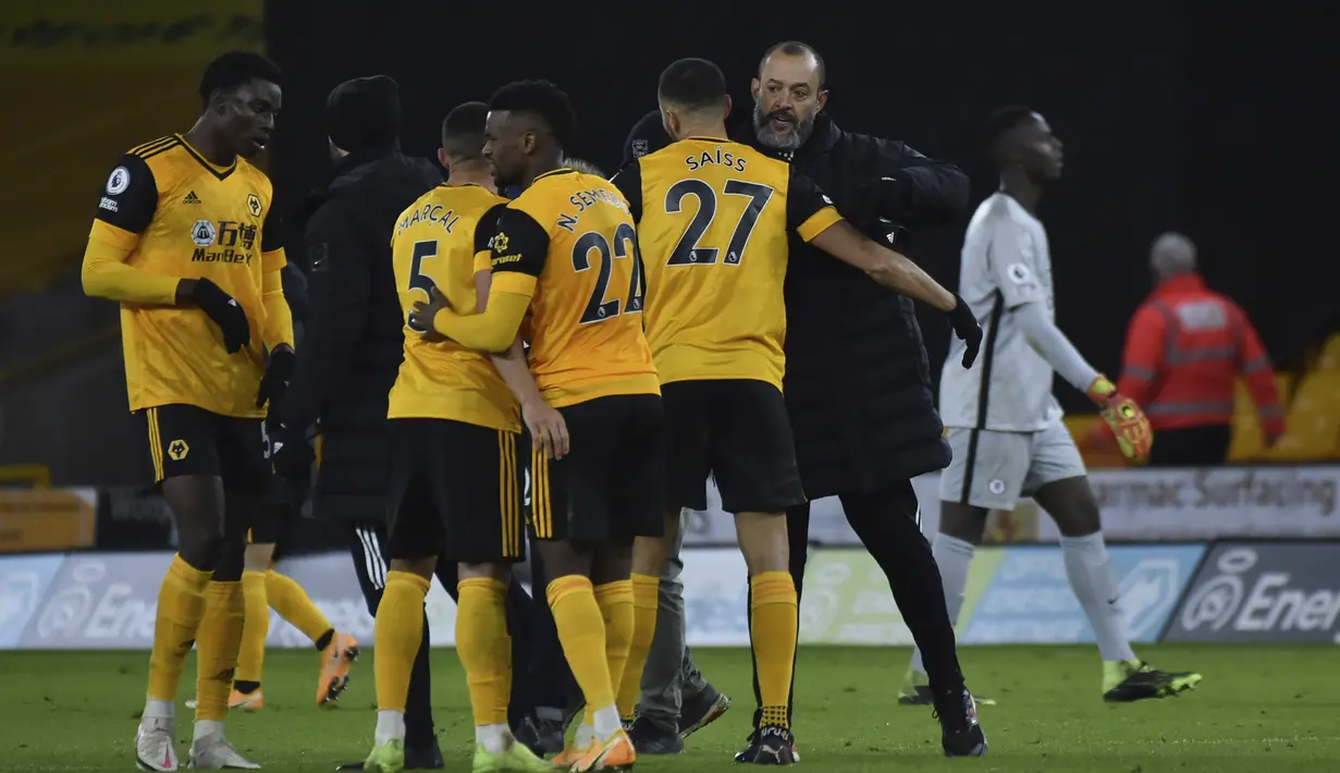 Pelatih Wolverhampton Wanderers Nuno Espirito Santo (kanan) merayakan kemenangan atas Chelsea pada pertandingan lanjutan Liga Inggris di Stadion Molineux di Wolverhampton, Inggris, Rabu (16/12/2020). Kekalahan ini membuat Chelsea berada di urutan ke 5 Klasemen. (AP Photo/Rui Vieira, Pool)