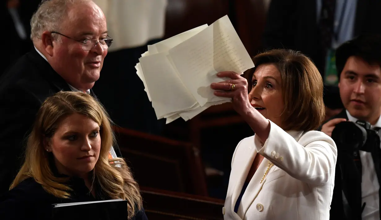 Ketua DPR Amerika Serikat Nancy Pelosi mengangkat naskah pidato kenegaraan Donald Trump yang dia sobek dalam Kongres di Capitol Hill, Washington, Selasa (4/2/2020). Selama ini, Trump menyebut proses pemakzulan terhadap dirinya hanya untuk mencari-cari kesalahan. (AP Photo/Susan Walsh)