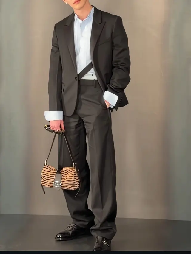 Bang Chan Stray Kids hadir di Fendi Milan Fashion Week. [@eyesmag]