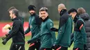 Pemain Liverpool Roberto Firmino (tengah) tiba untuk menghadiri sesi latihan jelang melawan Benfica pada pertandingan leg kedua perempat final Liga Champions di tempat latihan Liverpool FC di Liverpool, Inggris, 12 April 2022. Liverpool. (Paul ELLIS/AFP)