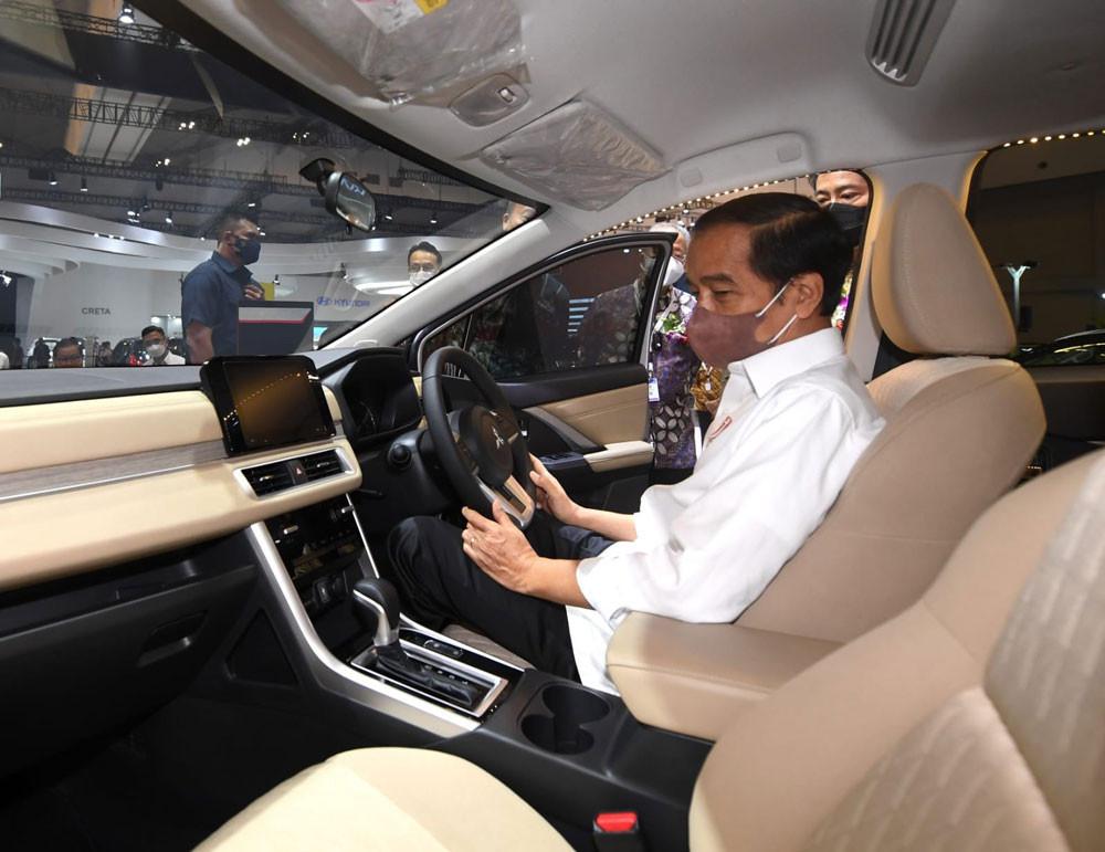 Presiden Joko Widodo ikut penasaran dengan kabin New Xpander (MMKSI)