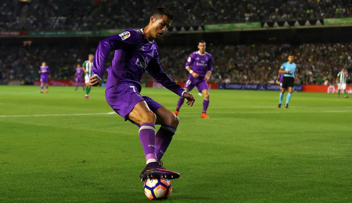 Gelandang Real Madrid, berusaha mengontrol bola saat melawan Real Betis pada laga La Liga di Stadion Benito Vilamarin, Seville, Minggu (15/10/2016). Madrid menang 6-1 atas Betis. (Reuters/Marcelo Del Pozo)