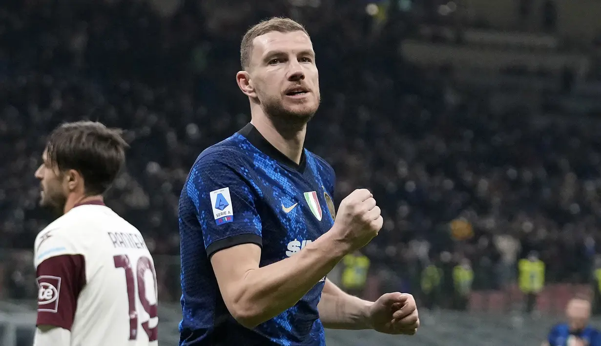 Inter Milan semakin di atas angin. Mereka tak tanggung-tanggung menambah dua gol lewat Edin Dzeko pada menit ke-64 dan ke-69. (AP/Antonio Calanni)