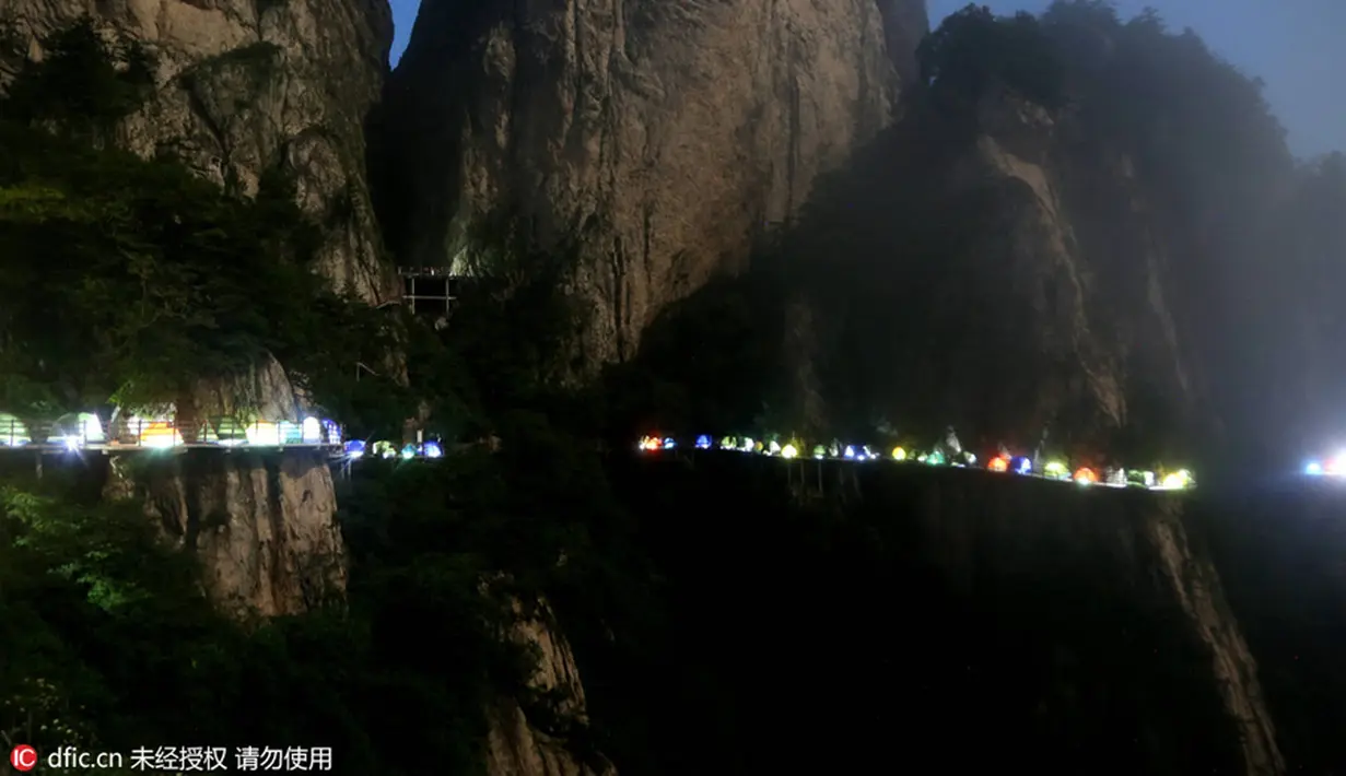 Suasana saat malam hari di tebing Gunung Laojun, Louyang, Henan, China saat bac (16/7). Gunung Laojun yang memiliki ketinggian 2.200 mdpl dikenal sebagai tempat suci bagi para imam Tao dan lokasi terbaik bagi pecinta alam. (Chinadaily/photo/IC)