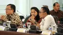 Menteri Ketenaga kerjaan, M Hanif (kana) bersama para menteri saat Sidang Kabinet Paripurna di Kantor Presiden, Istana Kepresidenan, Jakarta, Rabu (4/2/2015. (Liputan6.com/Faizal Fanani)