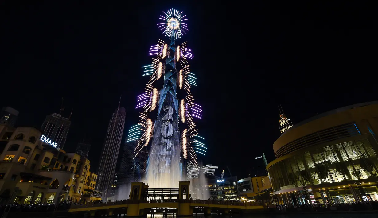 Kembang api meledak dari Burj Khalifa pada perayaan Tahun Baru di Dubai, Uni Emirat Arab, 31 Desember 2021. Burj Khalifa menyambut Tahun Baru 2022 dengan pesta kembang api yang menakjubkan. (STRINGER/AFP)