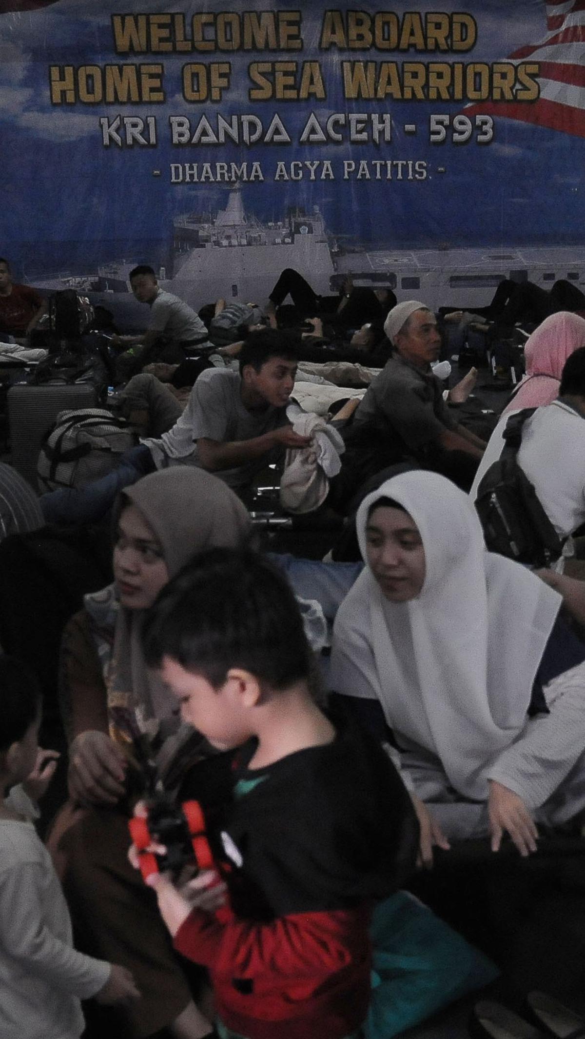 Tercatat ada 1.026 orang yang mengikuti mudik gratis naik kapal perang ini.&nbsp;Merdeka.com/Imam Buhori<br>