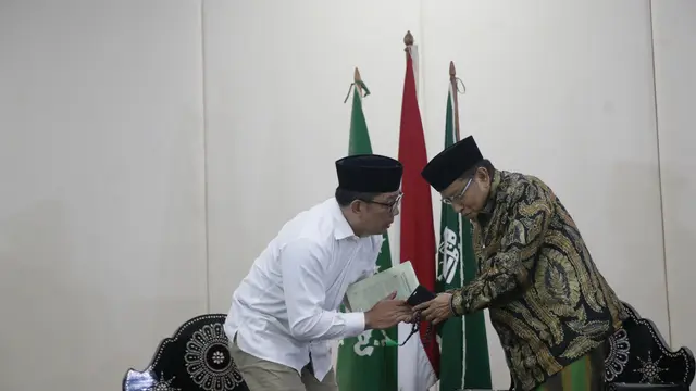 Calon Gubernur Jakarta nomor urut 1, Ridwan Kamil (RK) bersilaturahmi dengan Kyai Haji Said Aqil Siradj dan para santrinya.
